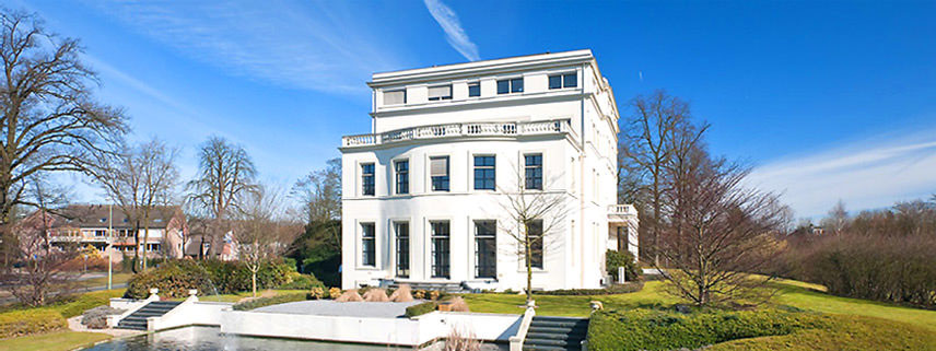 Monumentaal pand op een zichtlocatie aan de invalsweg